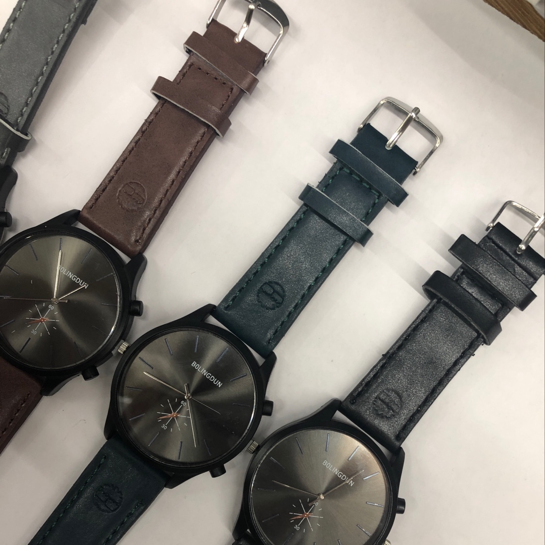 Fashionable, trendy and simple quartz watches for men Specification image