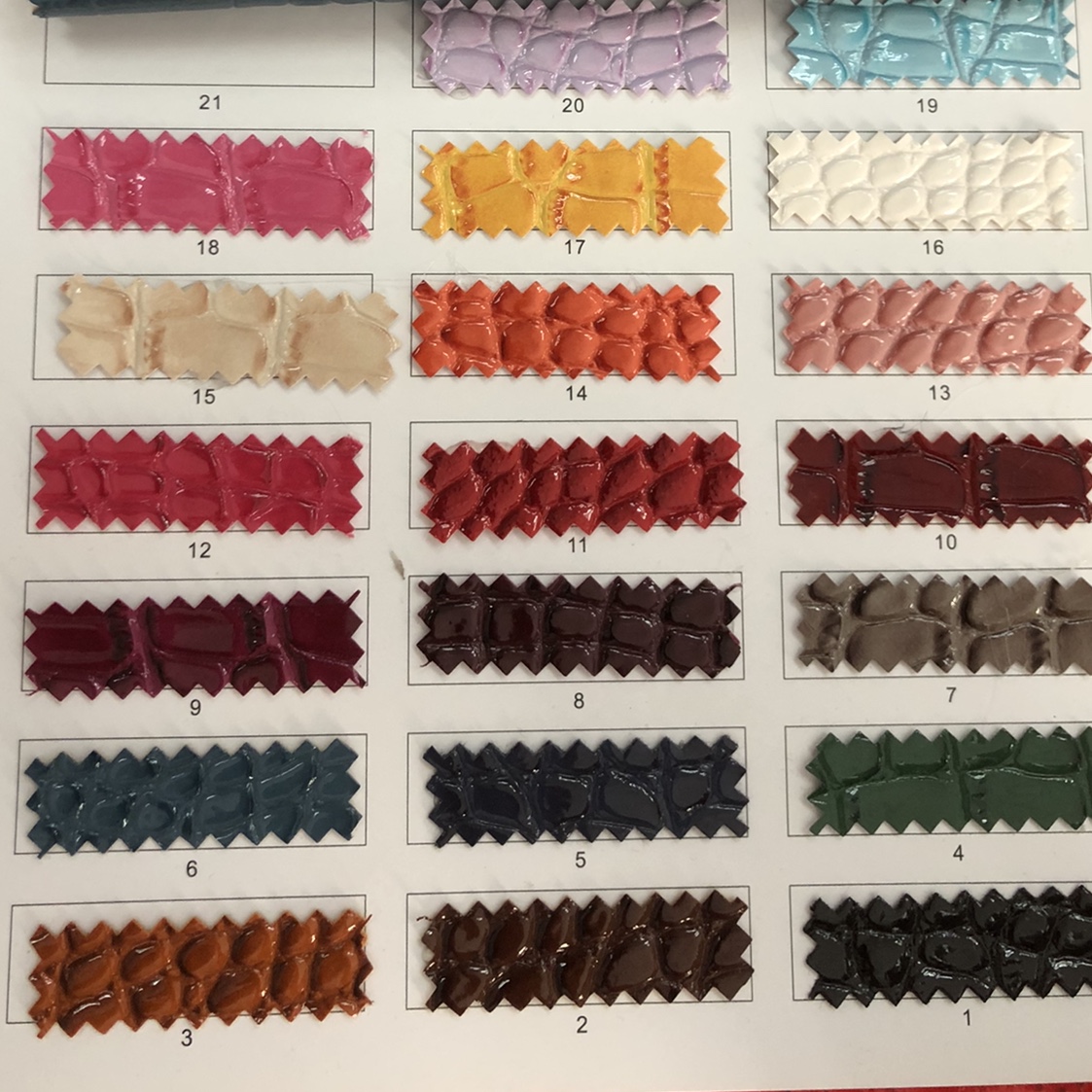 厂家直销热销新款   G949高光鳄鱼纹PVC皮革大量现货高中低档箱包沙发鞋材面料产品图