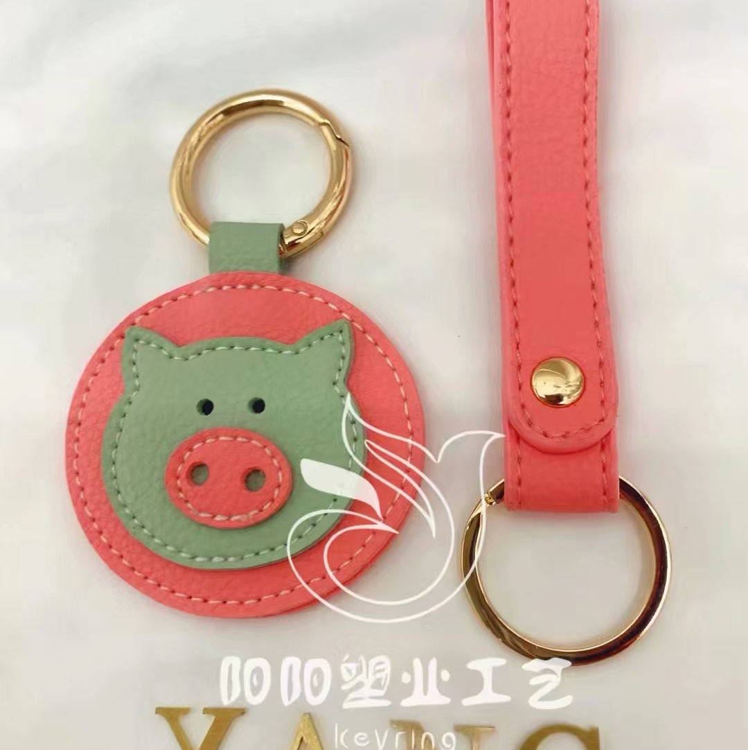 The 2020 new cartoon Internet celebrity fun and cute pig animal PU leather car couple keychain bag pendant Item Picture