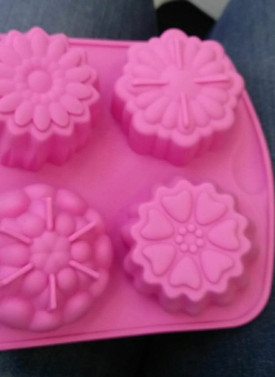 Silicone four-cup cake mold