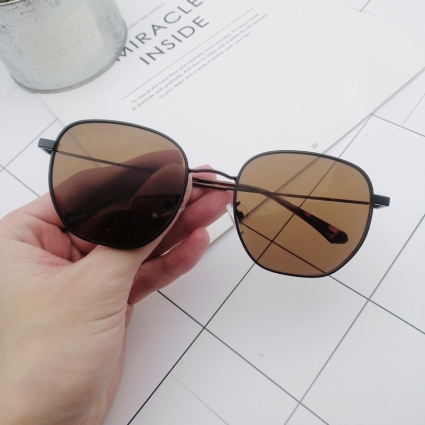 A live-streaming e-commerce influencer promotes fashionable sunglasses with ultra-light metal-framed couple designs Specification image