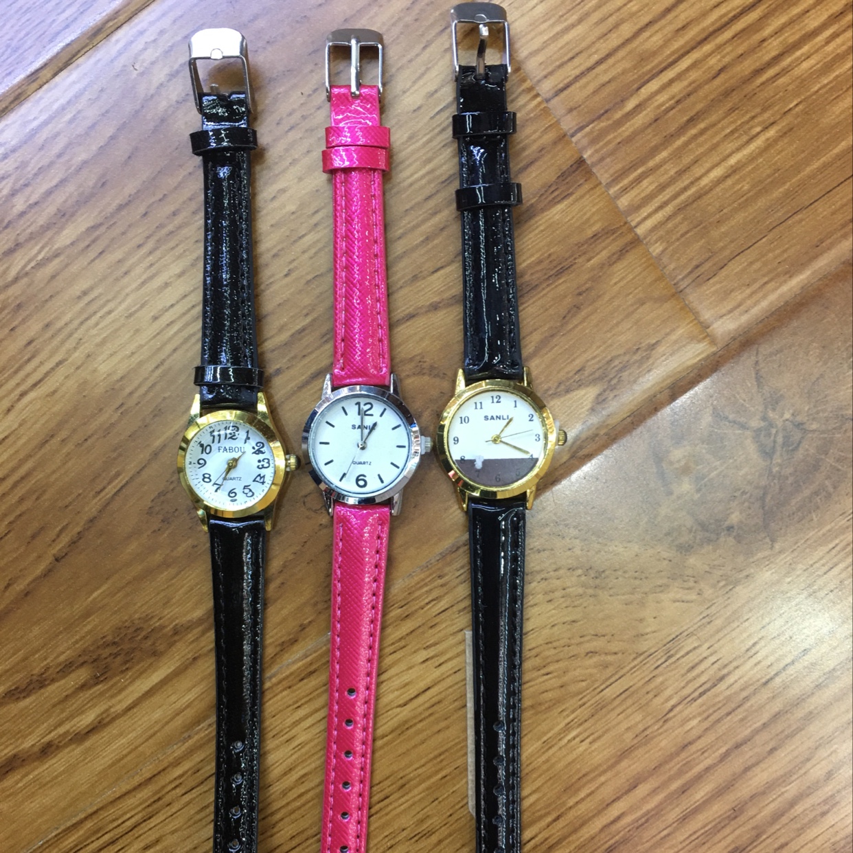 Pequeño reloj digital para mujeres
