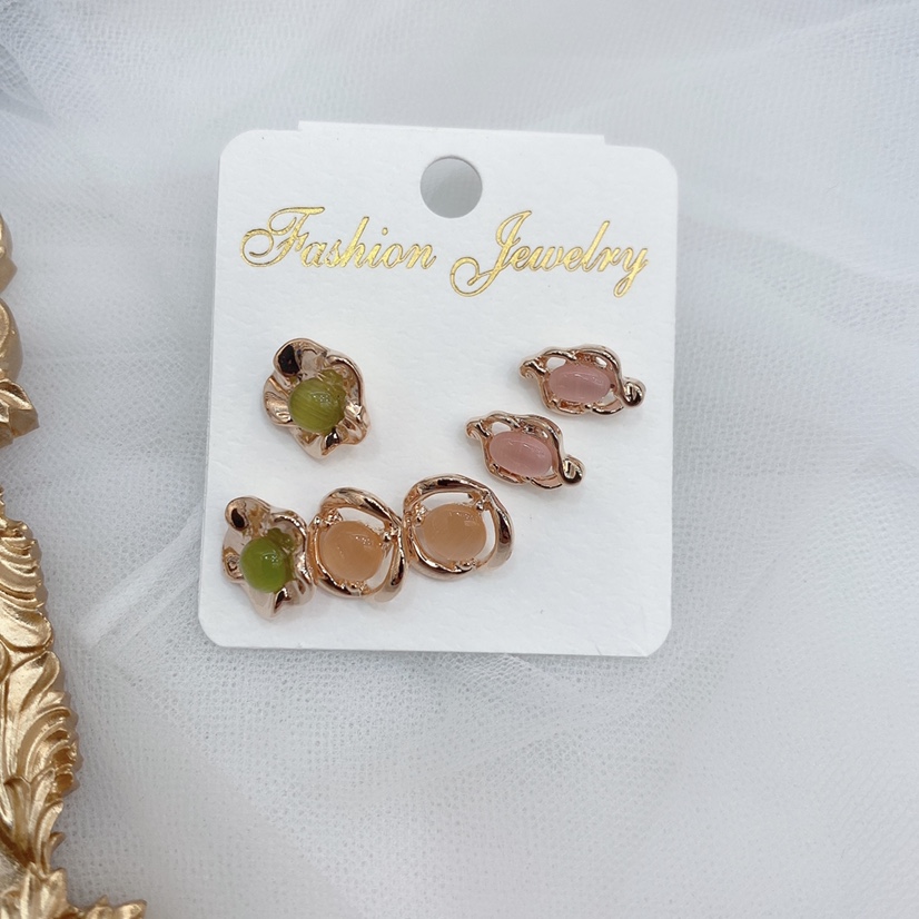 Fashionable and versatile hot style cat eye ear stud, super color retention. thumbnail