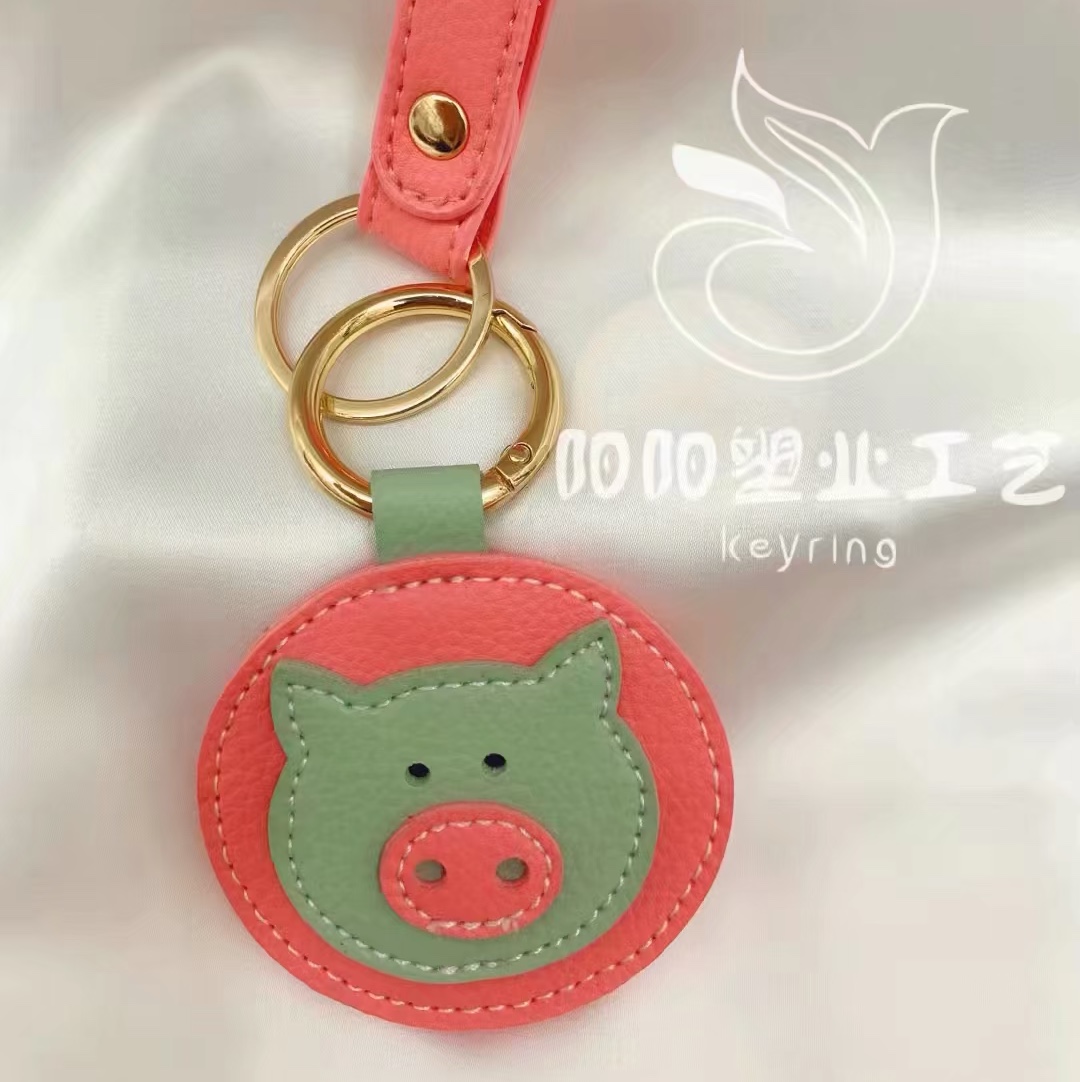 The 2020 new cartoon Internet celebrity fun and cute pig animal PU leather car couple keychain bag pendant