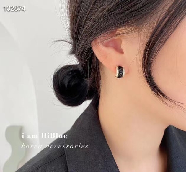 Black stud earrings, web celebrity fashion