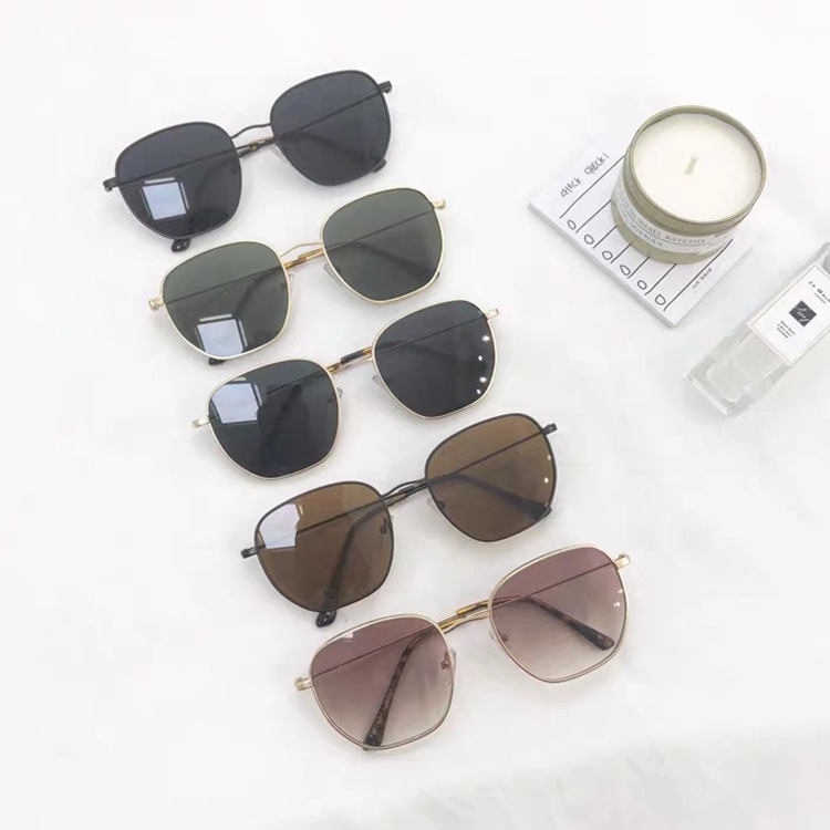 A live-streaming e-commerce influencer promotes fashionable sunglasses with ultra-light metal-framed couple designs undefined