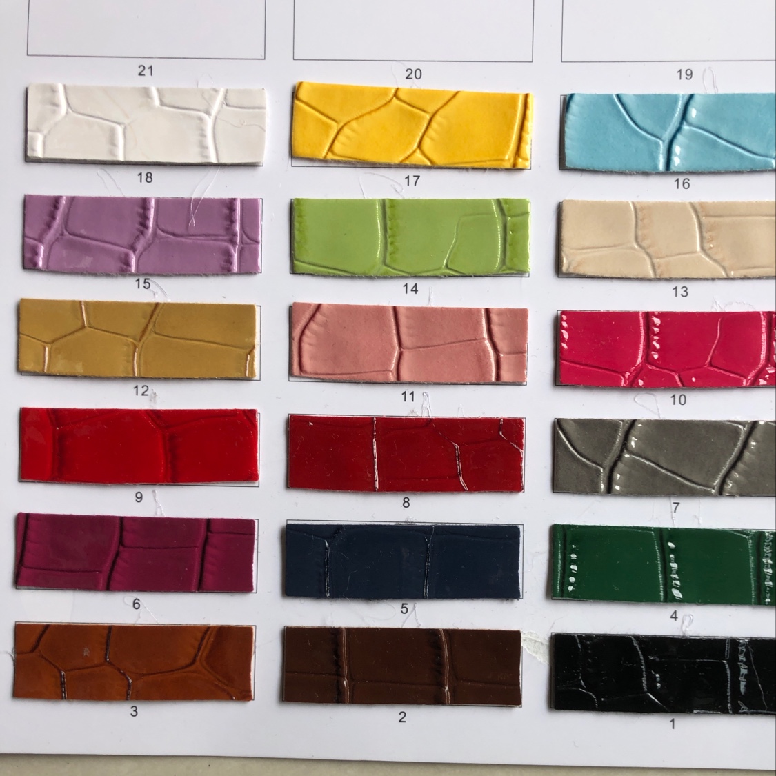 厂家直销热销新款   900A喷涂鳄鱼纹PVC皮革大量现货高中低档箱包沙发鞋材面料产品图