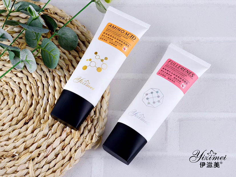 【 Izmei 】
Fullerene Hydrating Brushed Face Wash
Features Fullerene Essence 💧 Gentle Skin Friendly % Gently Cleans Pores, Dirt And Greasy 👱♀️ At The Same Time Cleans Skin, Moisturizes And Adjusts Skin Water And Oil Balance 💗 Improves Rough Skin, Refreshing And Not Tight, Makes Skin Supple And Clear 🎉 undefined