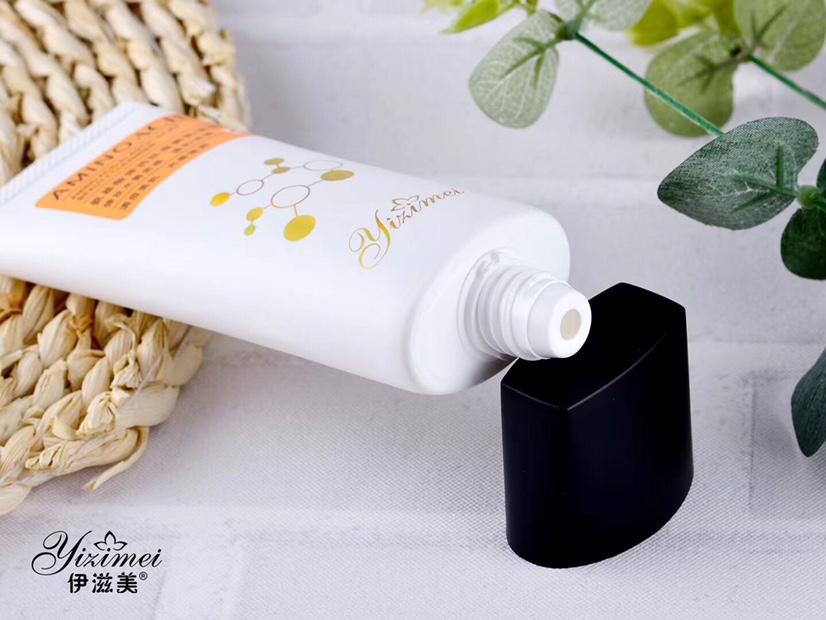 【 Izmei 】
Fullerene Hydrating Brushed Face Wash
Features Fullerene Essence 💧 Gentle Skin Friendly % Gently Cleans Pores, Dirt And Greasy 👱♀️ At The Same Time Cleans Skin, Moisturizes And Adjusts Skin Water And Oil Balance 💗 Improves Rough Skin, Refreshing And Not Tight, Makes Skin Supple And Clear 🎉 Application Scenario