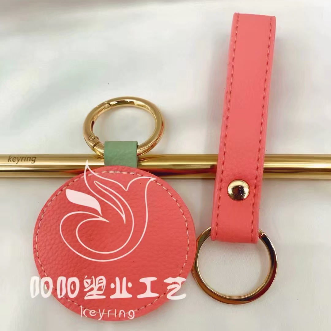 The 2020 new cartoon Internet celebrity fun and cute pig animal PU leather car couple keychain bag pendant Application Scenario