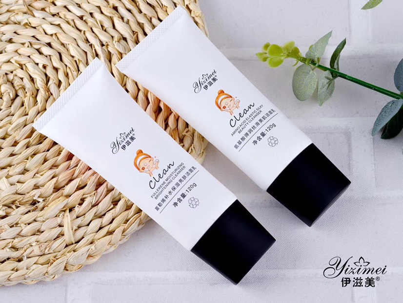 【 Izmei 】
Fullerene Hydrating Brushed Face Wash
Features Fullerene Essence 💧 Gentle Skin Friendly % Gently Cleans Pores, Dirt And Greasy 👱♀️ At The Same Time Cleans Skin, Moisturizes And Adjusts Skin Water And Oil Balance 💗 Improves Rough Skin, Refreshing And Not Tight, Makes Skin Supple And Clear 🎉 undefined