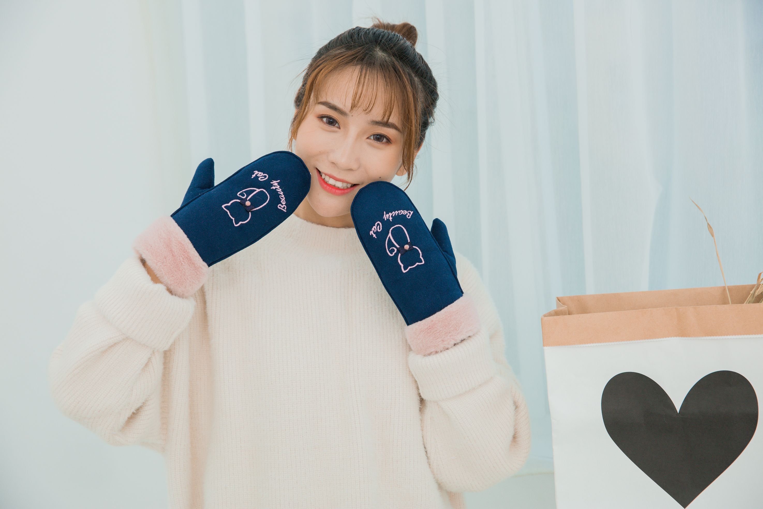 Ladies gloves new Korean version even finger suede neck with cashmere thick warm lovely student manufacturers direct wholesale thumbnail