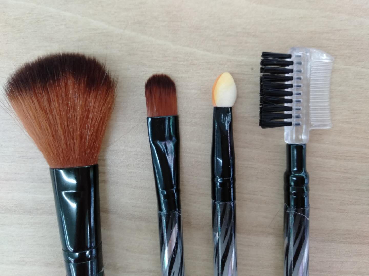 Four dual-purpose brushes for both eyebrow and comb use details Picture