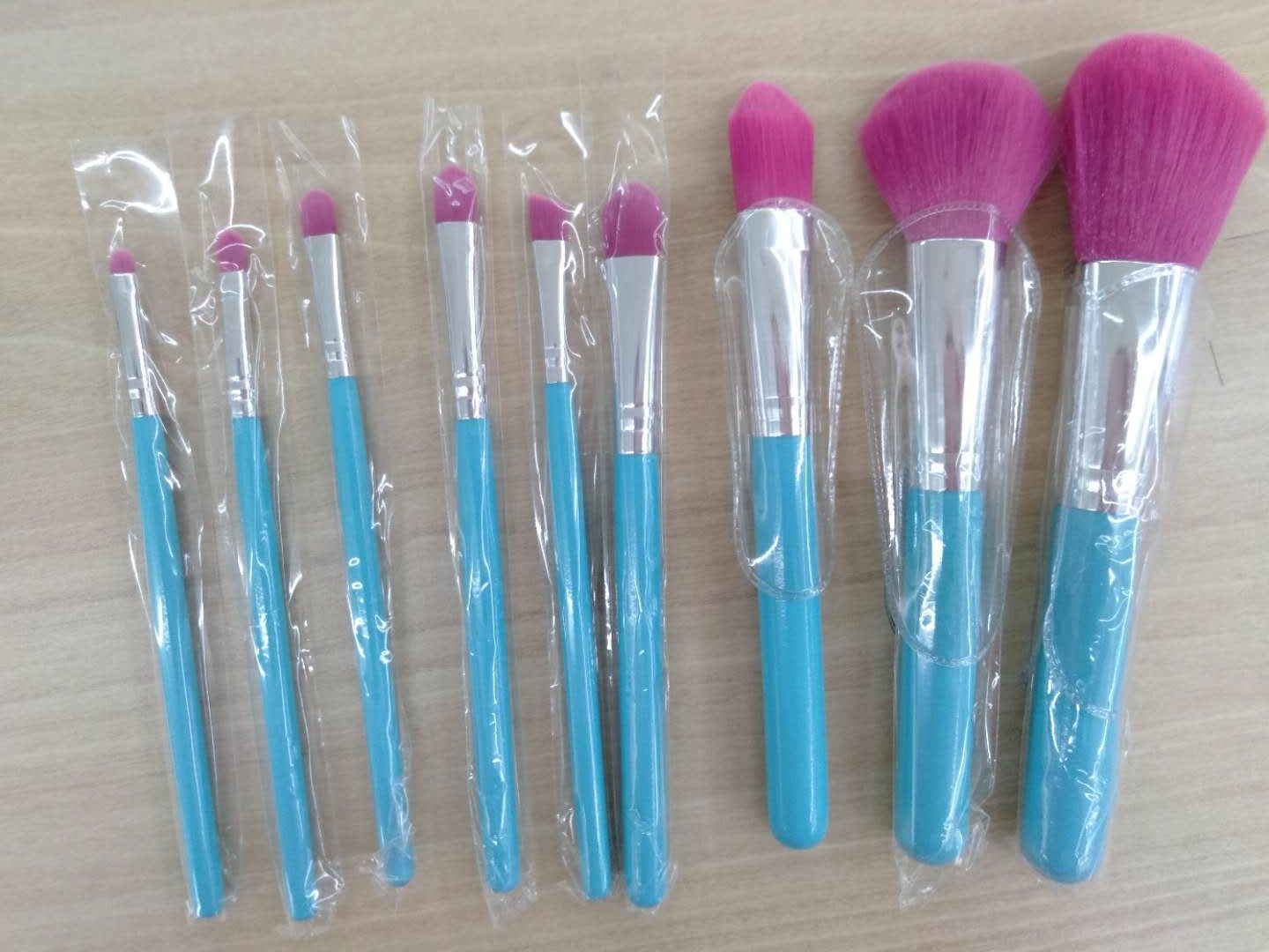 9 sets of makeup brushes