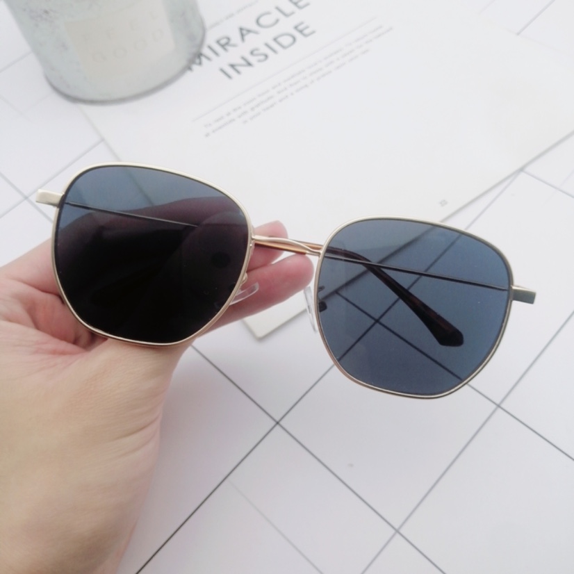 A live-streaming e-commerce influencer promotes fashionable sunglasses with ultra-light metal-framed couple designs Item Picture