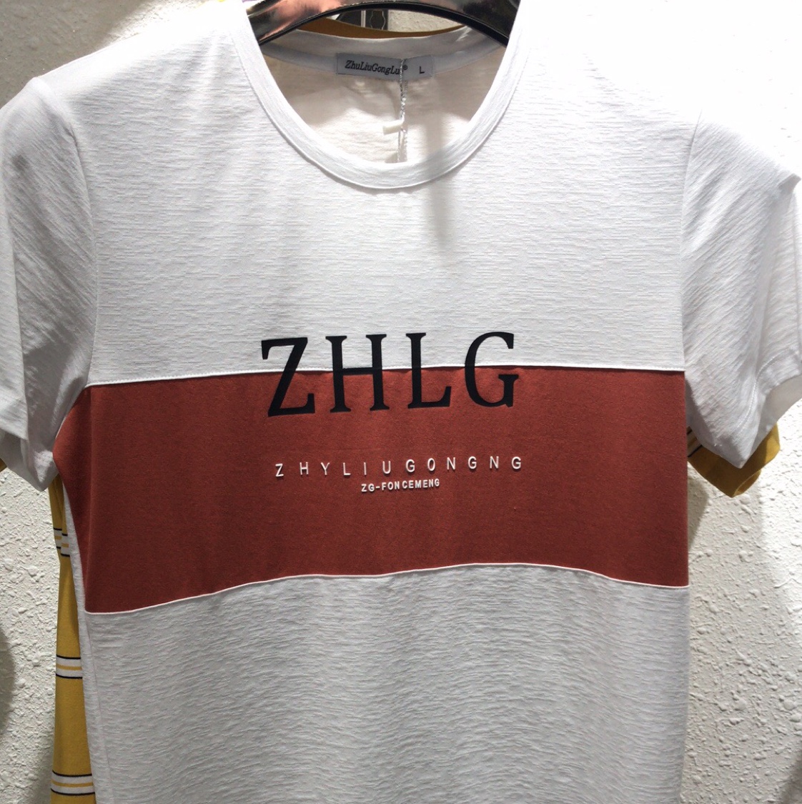 Short-sleeved round-neck T-shirt