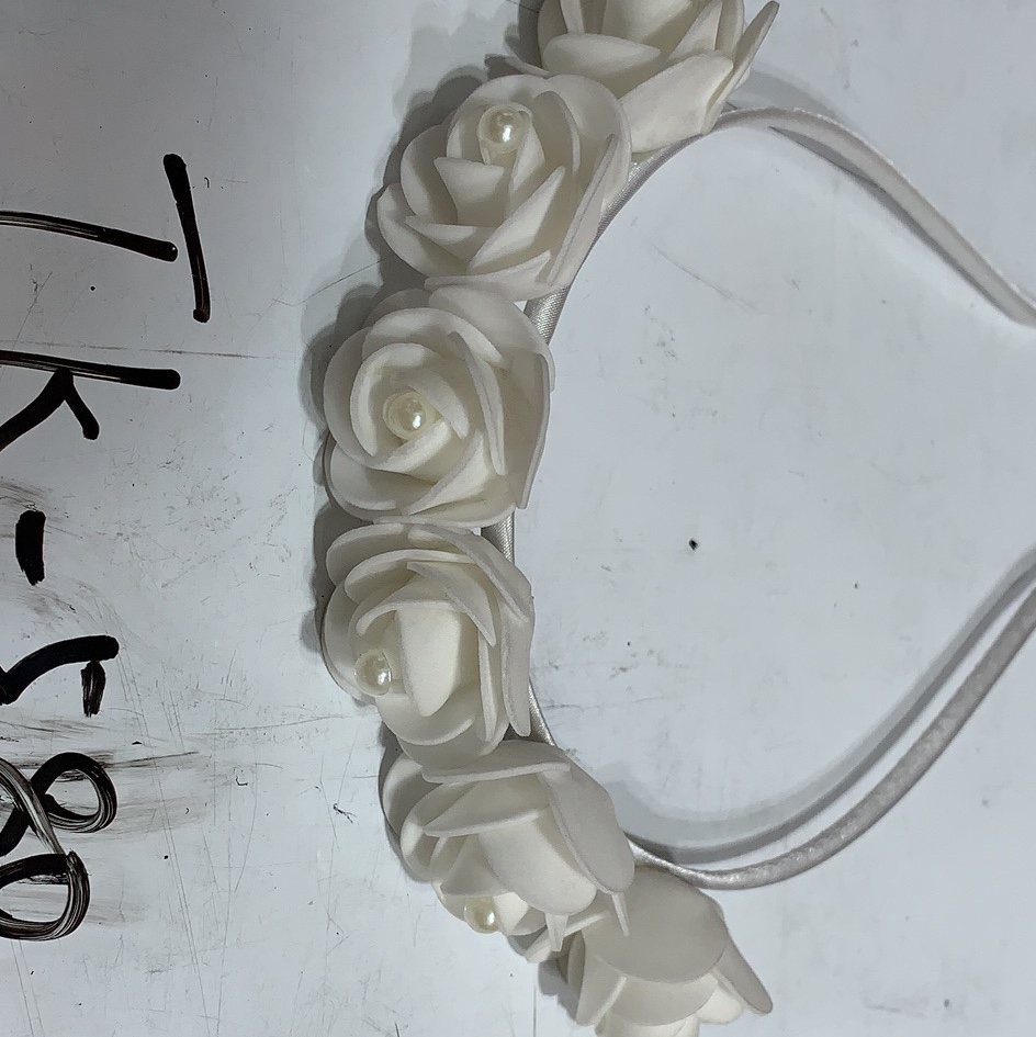 Pearl monochrome foam head clasp thumbnail