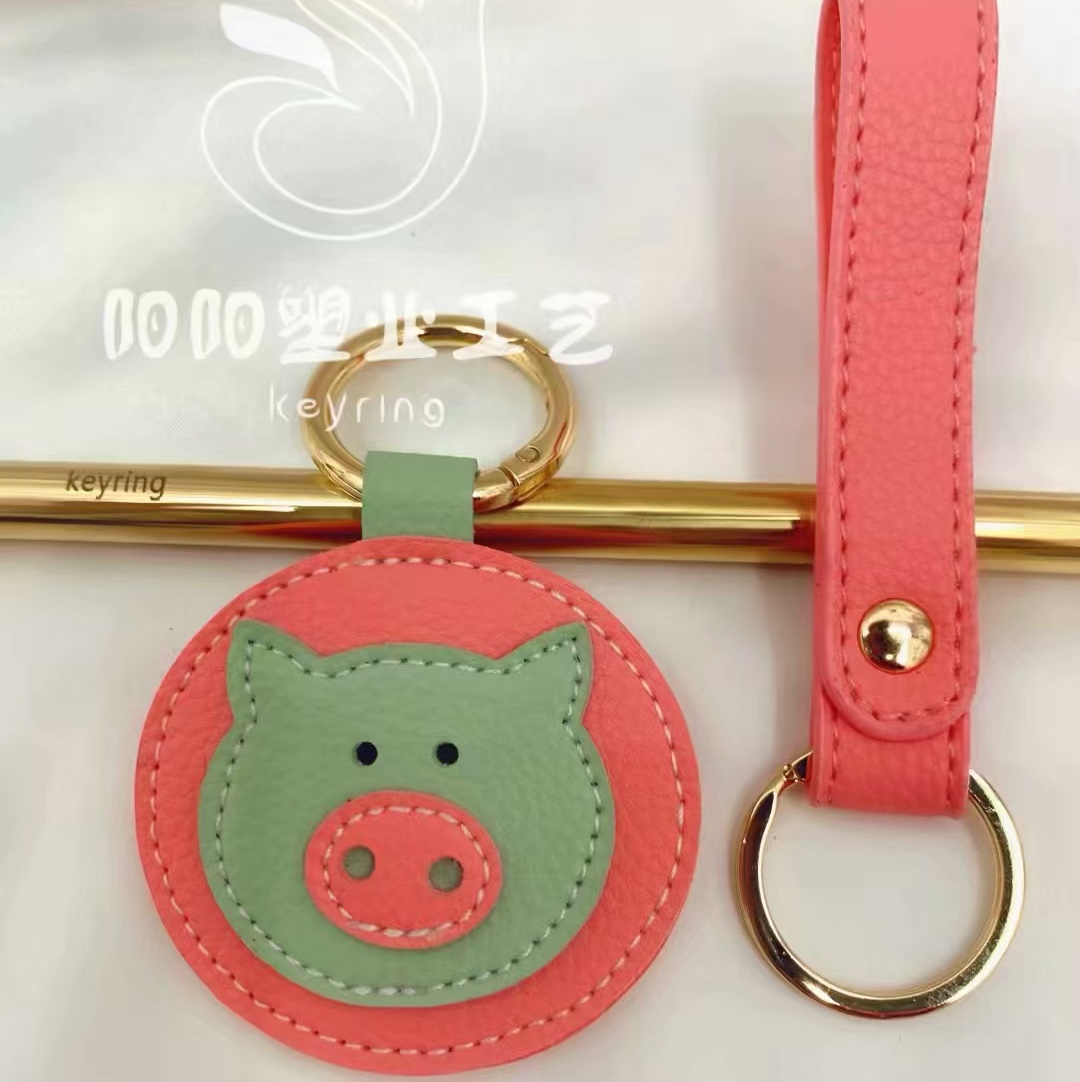 The 2020 new cartoon Internet celebrity fun and cute pig animal PU leather car couple keychain bag pendant details Picture
