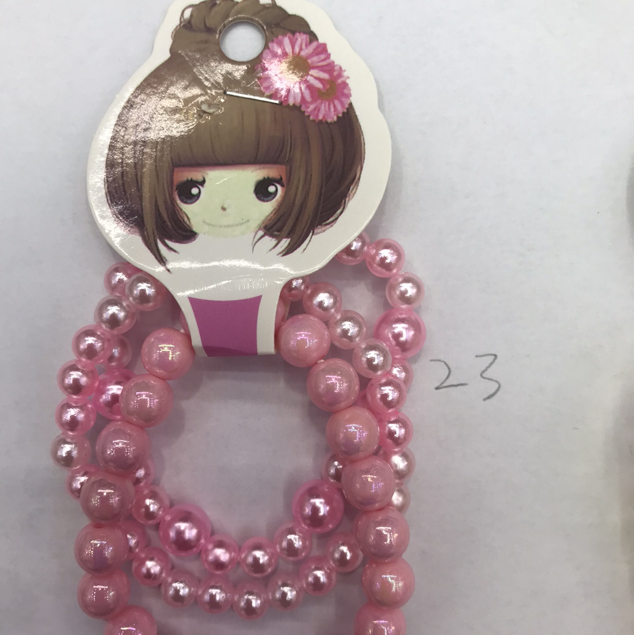 The girl has two large small pearls in the middle. 24 details Picture