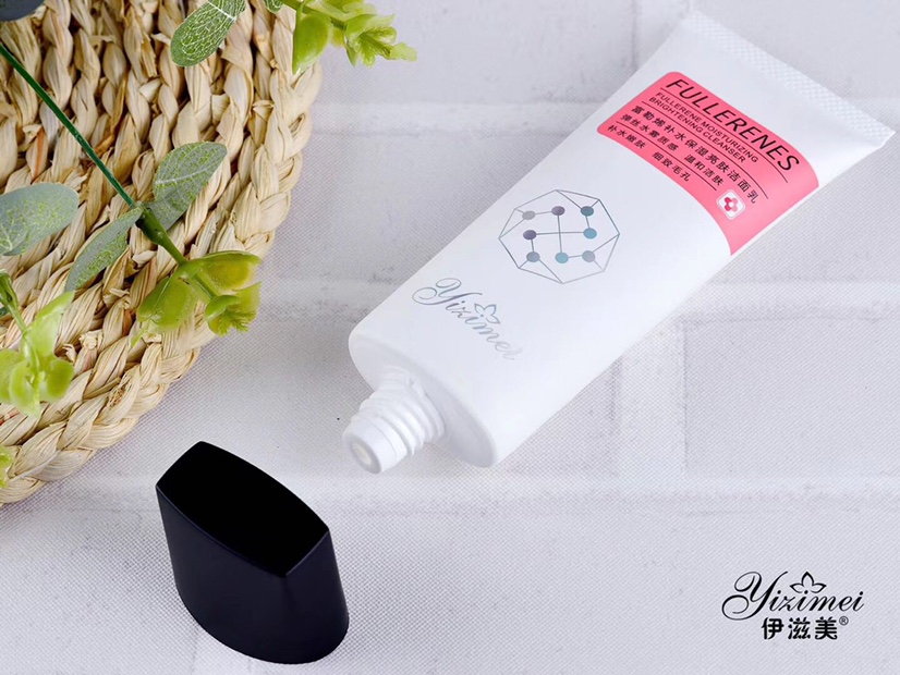 【 Izmei 】
Fullerene Hydrating Brushed Face Wash
Features Fullerene Essence 💧 Gentle Skin Friendly % Gently Cleans Pores, Dirt And Greasy 👱♀️ At The Same Time Cleans Skin, Moisturizes And Adjusts Skin Water And Oil Balance 💗 Improves Rough Skin, Refreshing And Not Tight, Makes Skin Supple And Clear 🎉 undefined