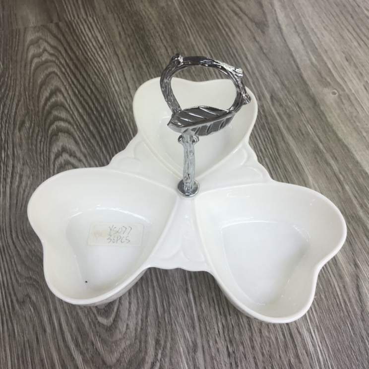 Plato de nueces blancas con corazón de melocotón
