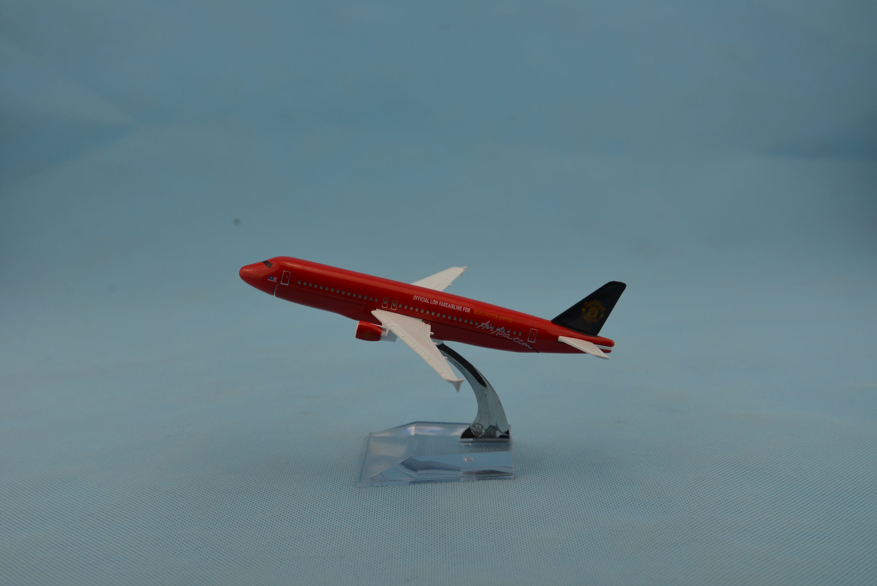 Aircraft model (16CM AirAsia A320 Manchester United Coating) alloy aircraft model simulation aircraft model