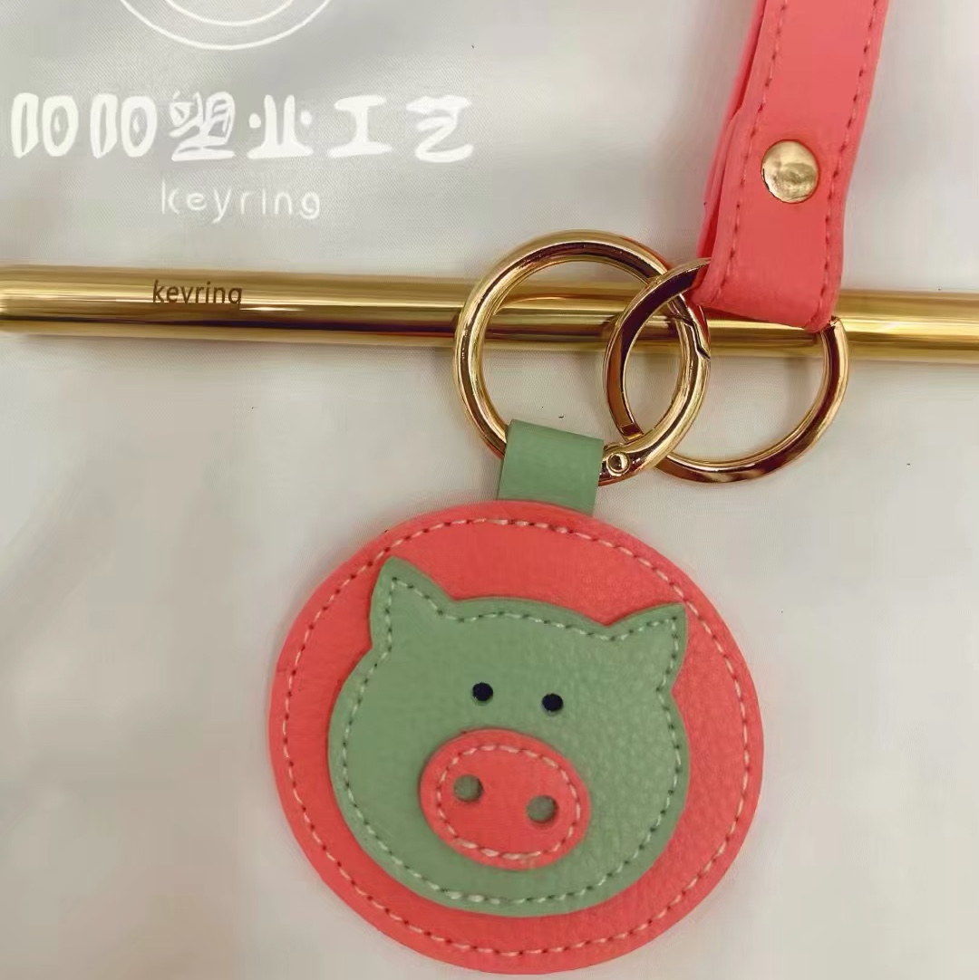 The 2020 new cartoon Internet celebrity fun and cute pig animal PU leather car couple keychain bag pendant Specification image