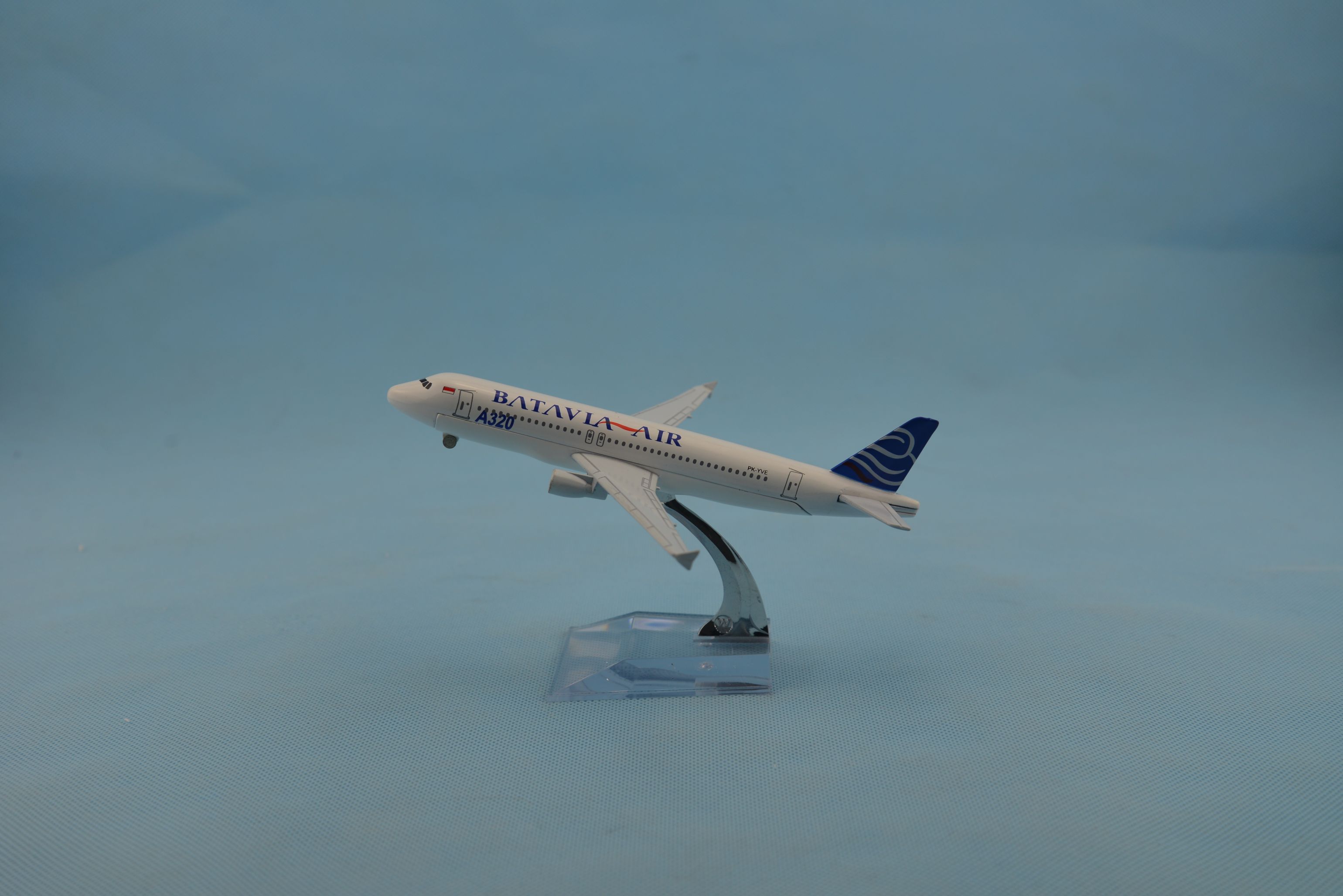Aircraft model (16CM Indonesian Batavia Air A320) alloy aircraft model simulation aircraft model