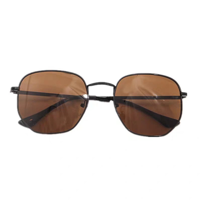 A live-streaming e-commerce influencer promotes fashionable sunglasses with ultra-light metal-framed couple designs Application Scenario