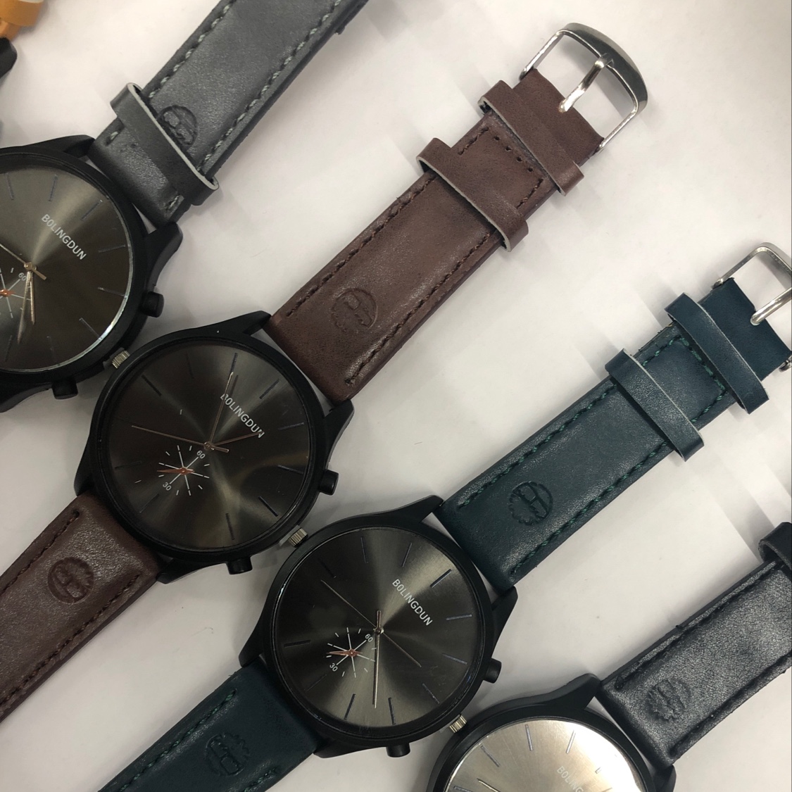Fashionable, trendy and simple quartz watches for men details Picture