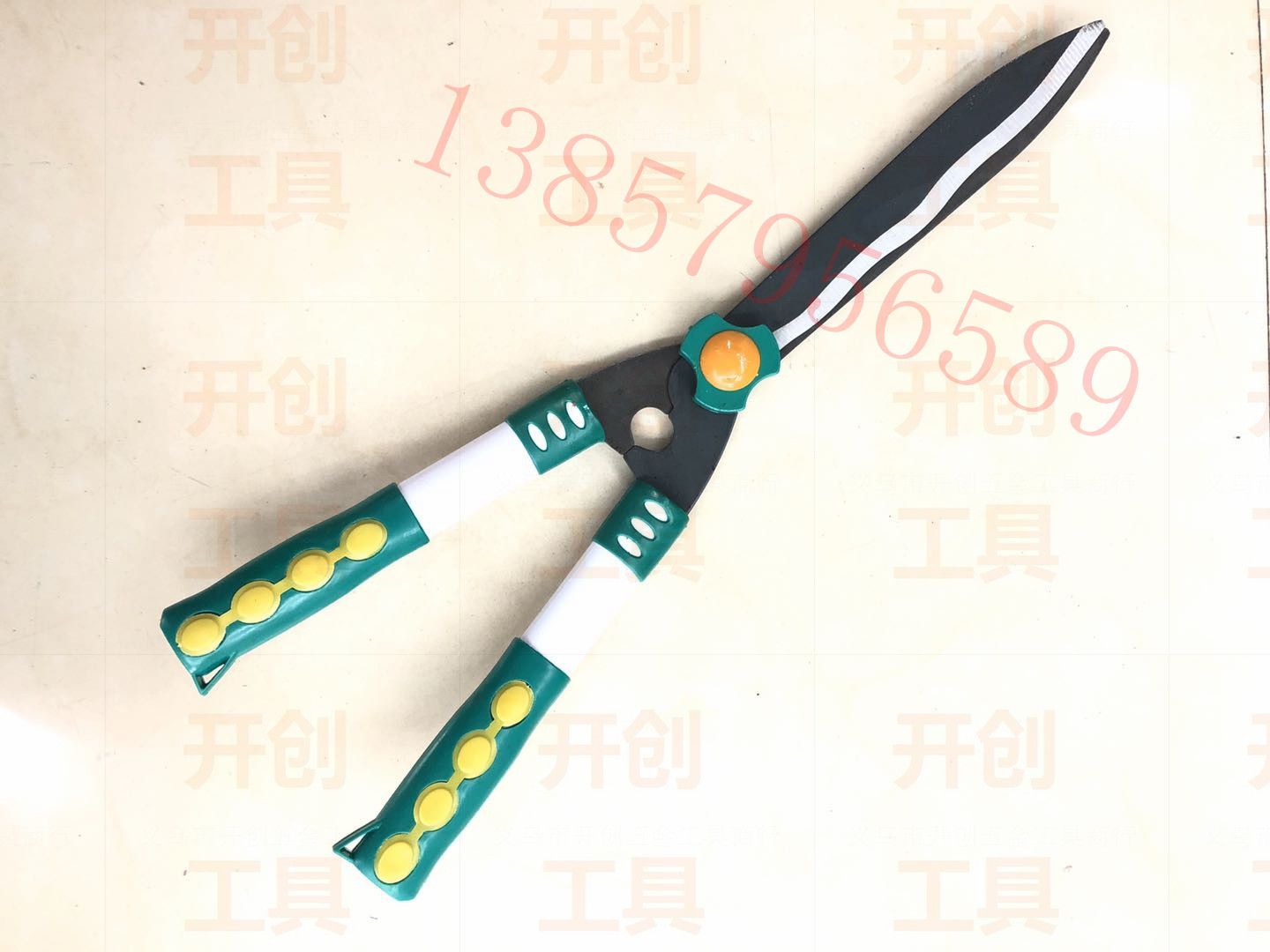 Garden tools lawn clipping fence clipping gardening clipping landscaping pruning shears