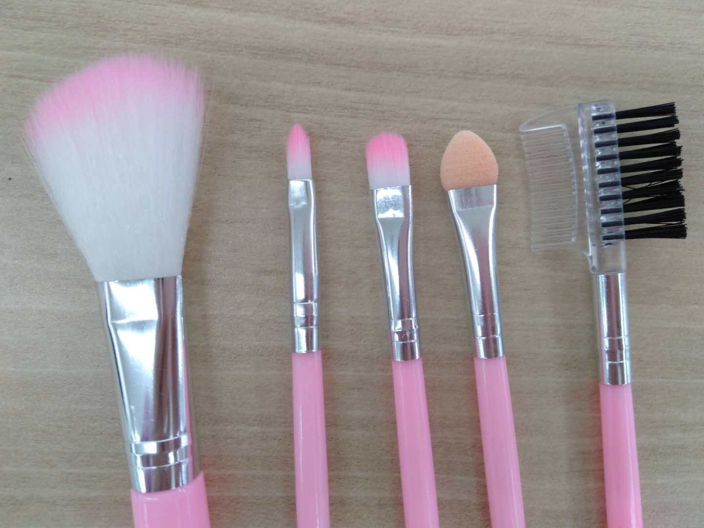 Set with 5 makeup brushes and eyelash curlers details Picture