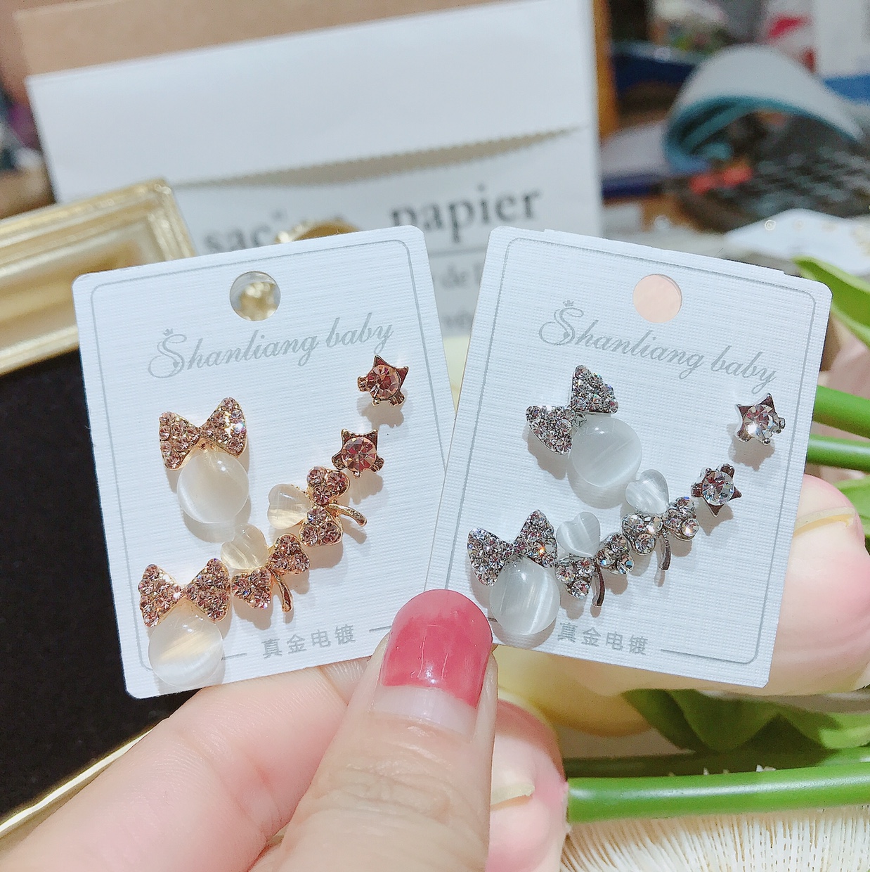 Cat eye clover has many pairs of ear studs thumbnail