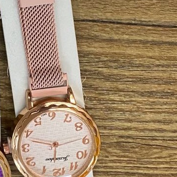 Reloj clásico mujer influyente moda estilo explosiva aerodinámica atmósfera simple temperamento moda tik yin genuina moda tendencia