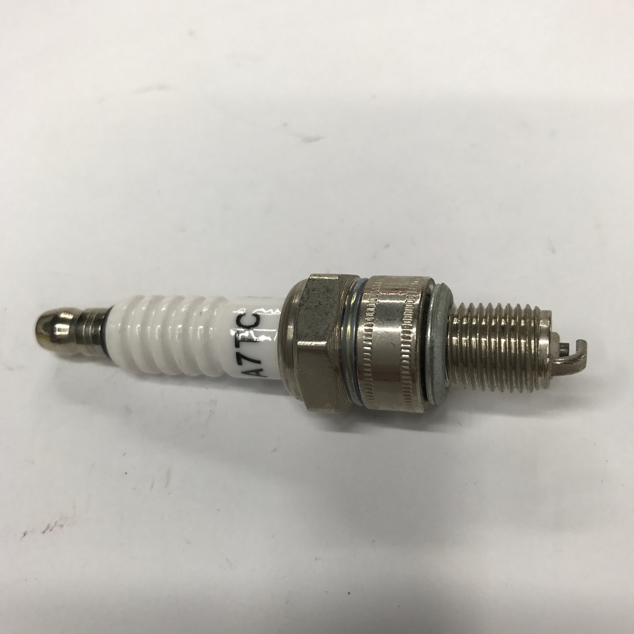 Spark plugs, supplying various medium and high-end spark plugs for general auto parts details Picture
