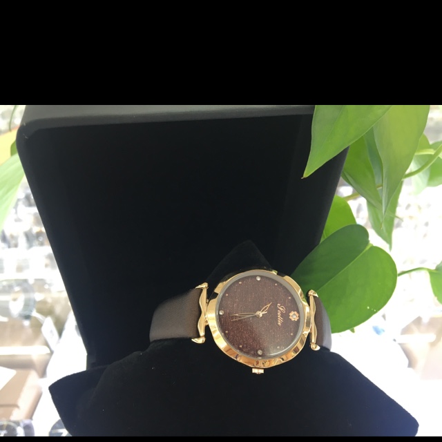 High-end, fashionable, elegant, versatile and trendy flower-shaped ladies' watches