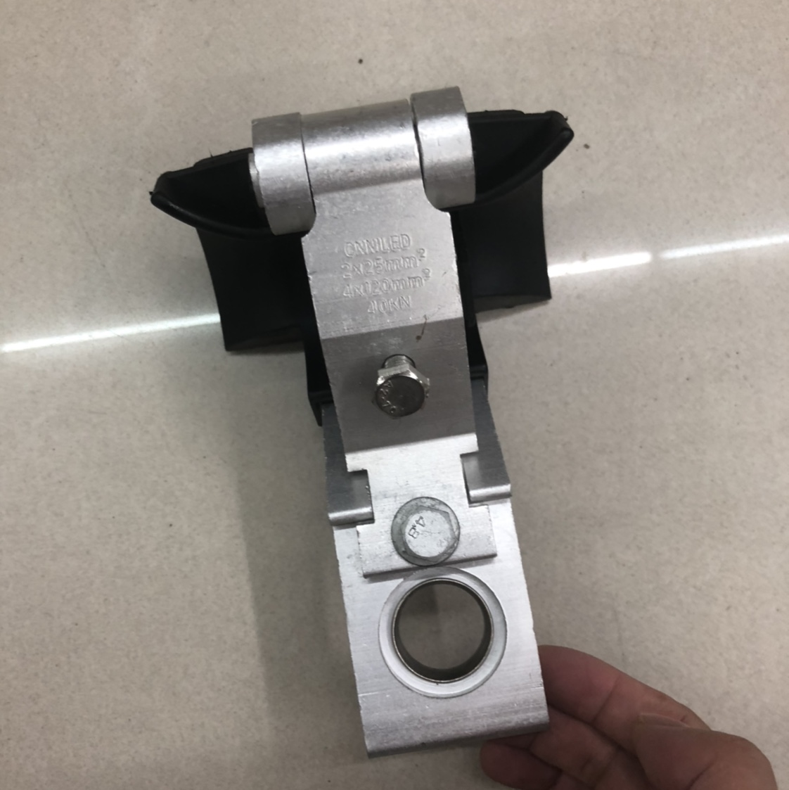 Hanging cable clamp