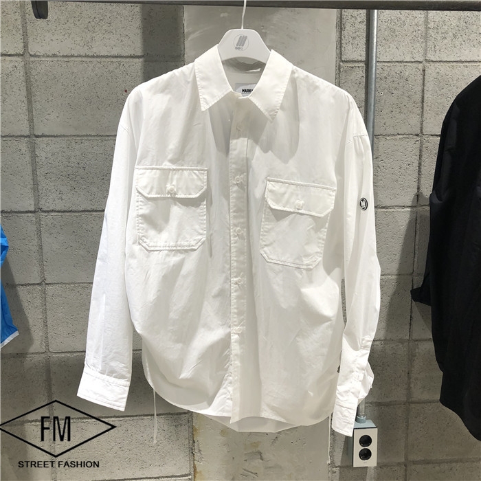 MARKM's genuine product from the Korean counter is available for purchase. It features a solid color versatile shirt with a lapel, drawstrings on both sides, and a chest pocket