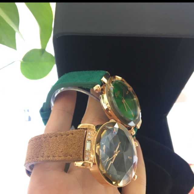 Fashionable and trendy high-end suede ladies' watches details Picture