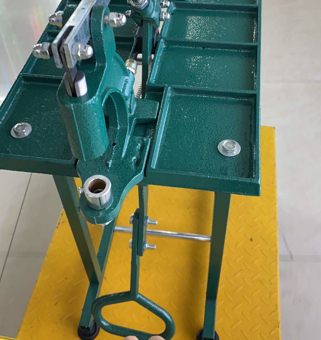The buttoning machine, a double-person buttoning machine, a foot-operated four-box buttoning machine, a five-claw buttoning installation buttoning machine
