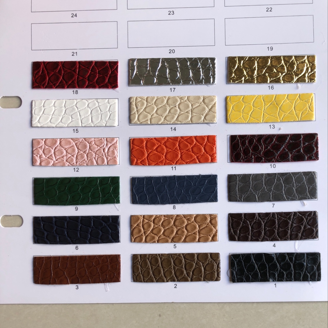 厂家直销热销新款   0041喷涂鳄鱼纹 PVC皮革大量现货高中低档箱包沙发鞋材面料产品图