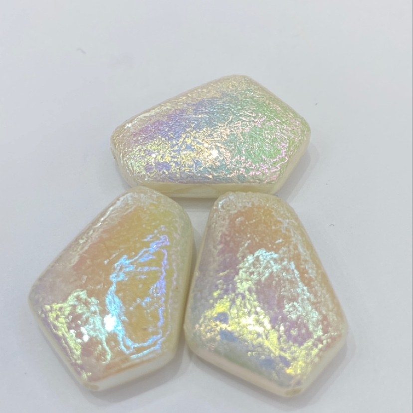 Irregularly shaped multicolored reflection pearls are selling hot accessories