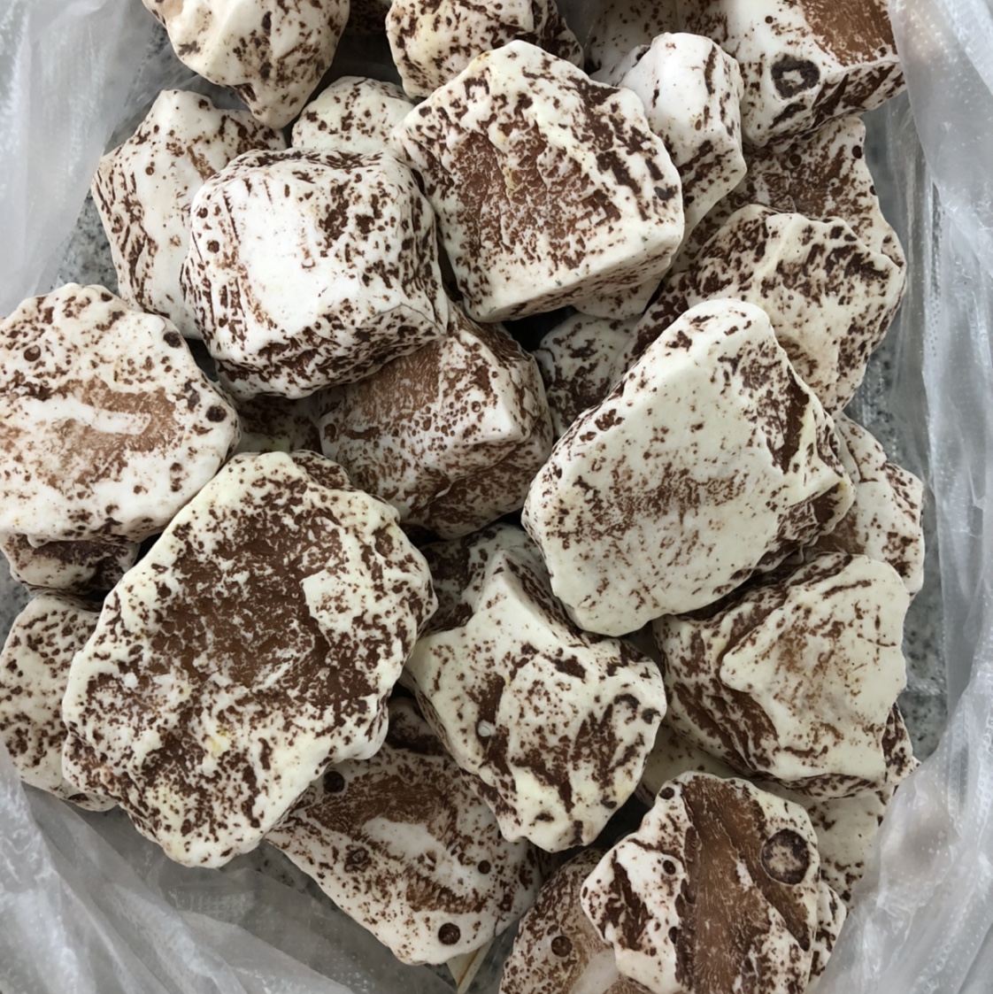 琥珀蜜蜡毛料，骨瓷白蜜原石随形白底实物图