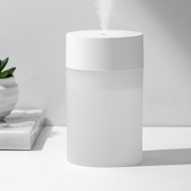 The mini humidifier can hydrate and humidify your skin anytime and anywhere in your car, office or bedroom, making your skin feel bouncy undefined