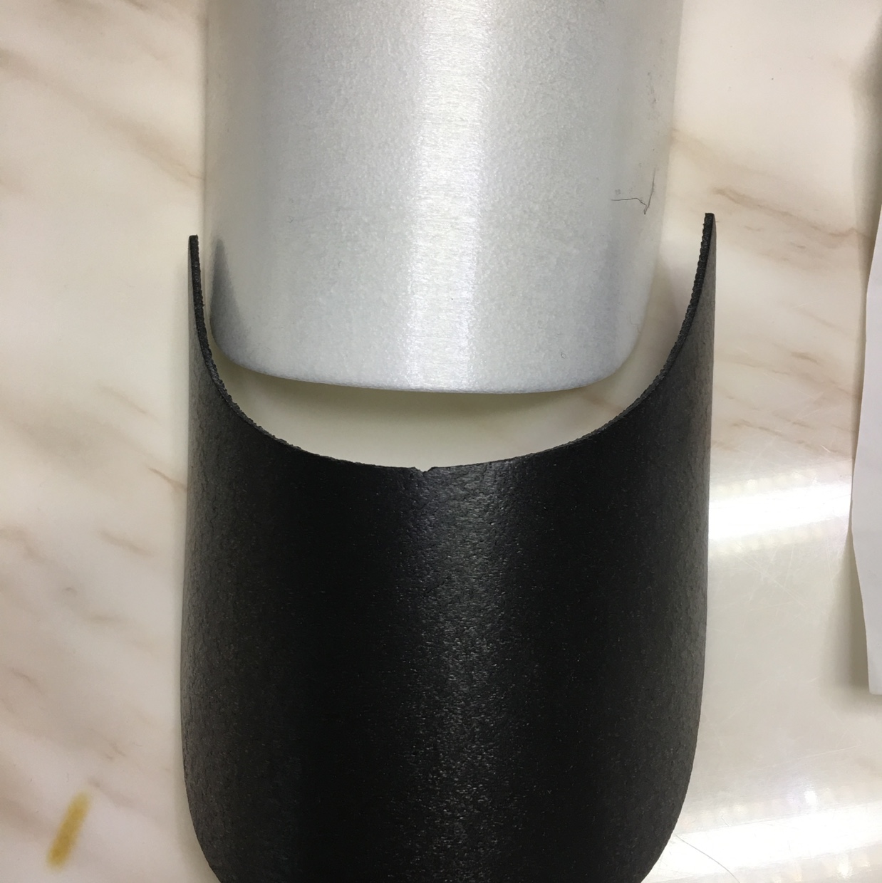 黑色帽沿