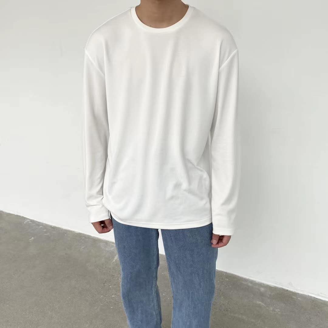 Men's clothing in Dongdaemun, South Korea, is available for purchase on behalf of customers. The basic, versatile, simple pullover hoodie is off-the-shoulder, loose and skin-friendly