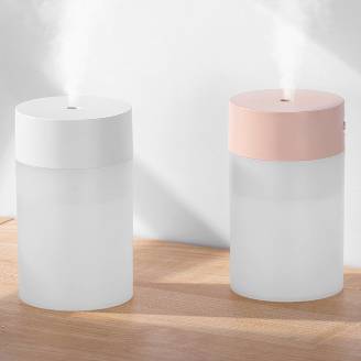 The mini humidifier can hydrate and humidify your skin anytime and anywhere in your car, office or bedroom, making your skin feel bouncy