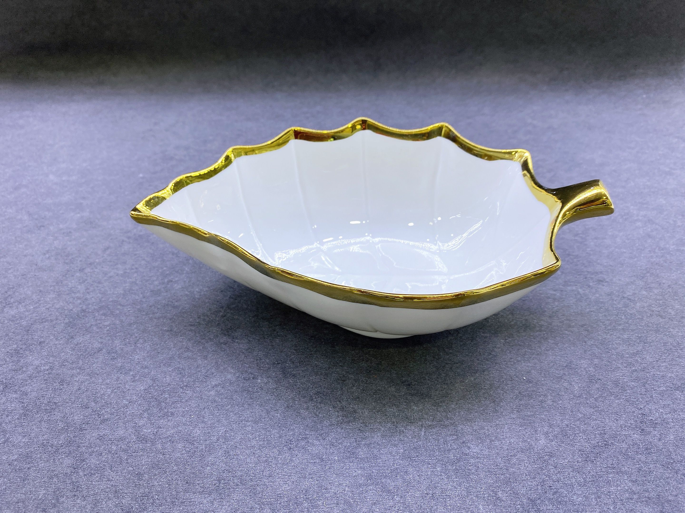 Ceramic salad bowl in leaf shape thumbnail