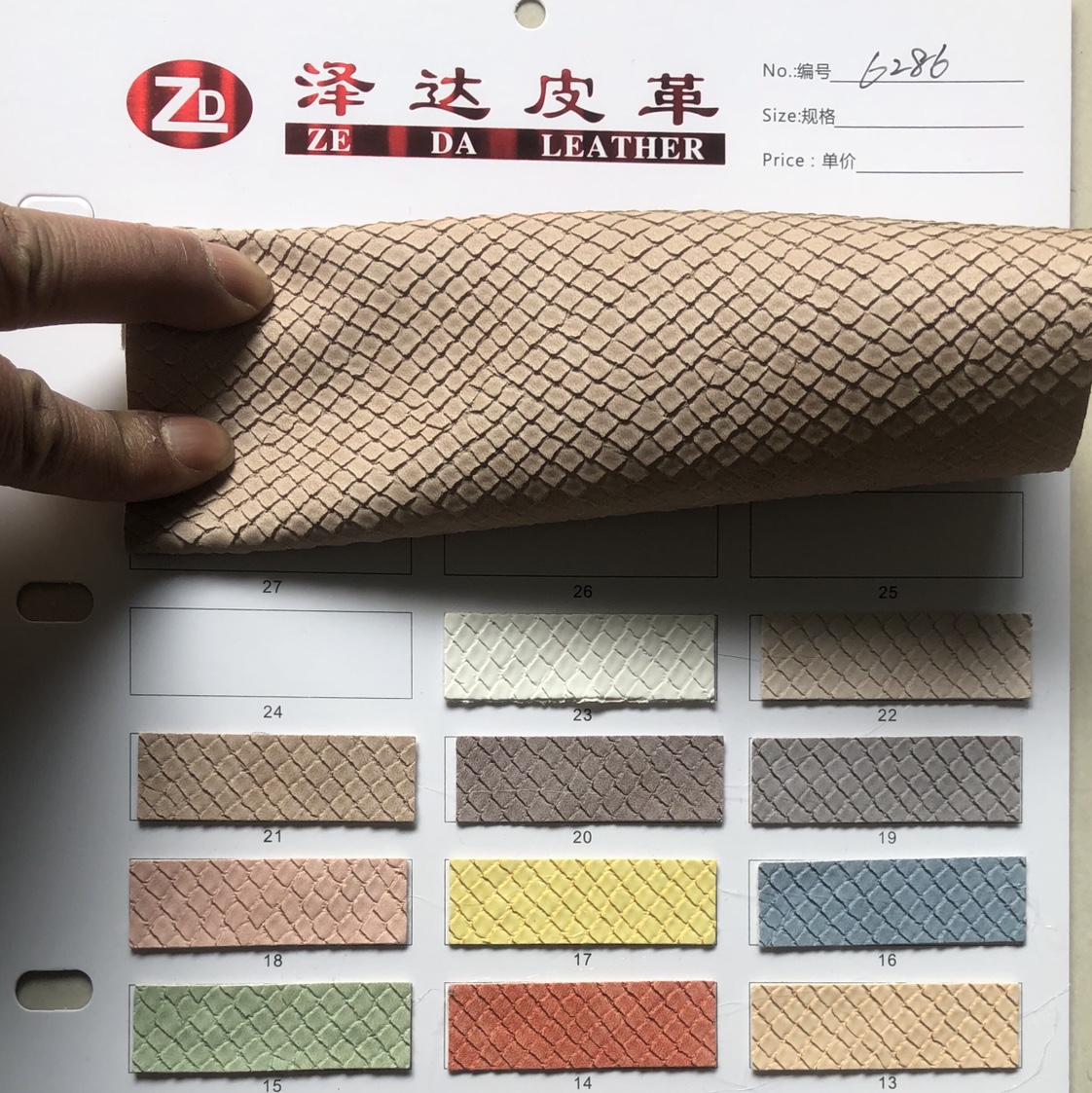 Factory direct selling hot new 6286 snakeskin grain anti-freezing PVC leather large quantities of goods high and low grade bags sofa shoes material fabrics thumbnail