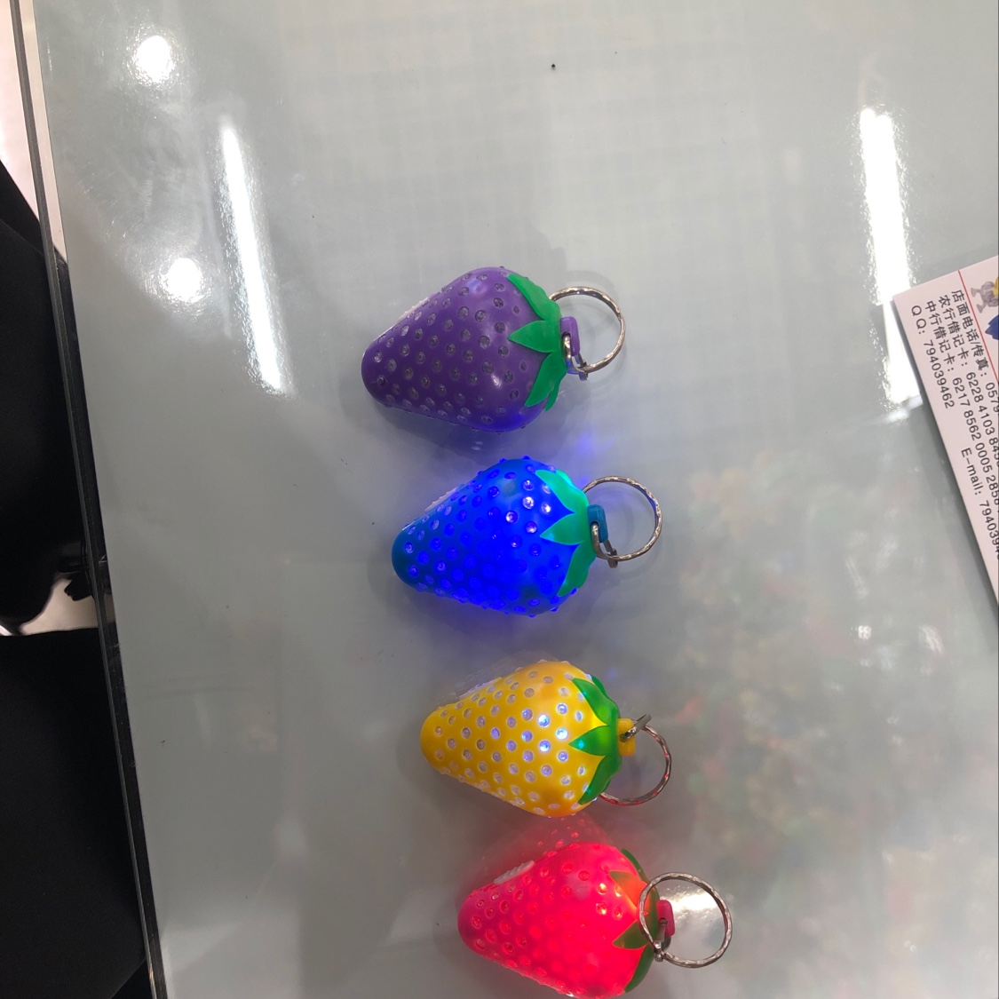 草莓钥匙扣细节图